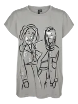 Camiseta gris de corte holgado con cuello redondo y mangas cortas. Estampado frontal de dos figuras femeninas con acabado brillante.