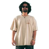 Remera beige de manga corta con cuello redondo y estampado de hongos y texto 'Kaboa' en el pecho.