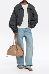 Bolso bandolera grande de nylon color beige, con estructura blanda, doble asa de tejido, logo grabado BIMBA Y LOLA, bolsillo interior con cierre y placa metálica logotipada.