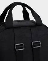 Mochila negra de tela deportiva con doble bolsillo frontal con cierre, correas regulables, cierre superior y tag de goma.