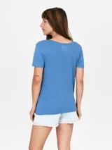 Remera verde con escote en V y mangas cortas.