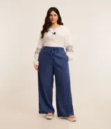 Pantalón largo de lino color azul con corte palazzo, cintura alta con elástico y cinturón de cordón ajustable.