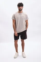 Bermuda casual de pana color marrón oscuro, con corte recto y bolsillos laterales.