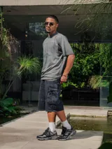 Remera de jersey con efecto teñido y corte holgado. Presenta una estampa frontal con el texto 'Sunset Lover' y 'You're my last sunburn' en color verde.