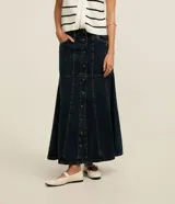 Pollera midi de jeans azul oscuro, con abotonado delantero, bolsillos y recortes.