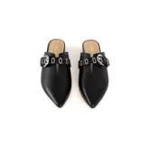 Mulas negras de cuero texturizado con punta afilada, abertura central, tira con hebilla plateada y mini taco metalizado plateado.