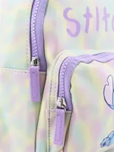 Mochila pequeña de color pastel tie-dye (amarillo, verde, rosado y lila) con bordes y cierres en color lila. Presenta un estampado del personaje Stitch de Disney y la palabra "Stitch" en la parte superior.