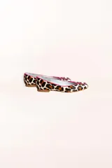 Bailarinas con estampado animal print y ribete rosa.