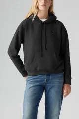 Buzo hoodie negro de Levi's con logo pequeño bordado en el pecho.