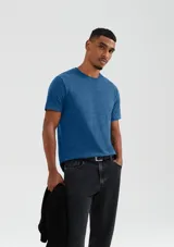 Camiseta básica de manga corta, cuello redondo y calce regular, color rojo jaspeado.