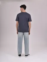 Remera gris oscuro de manga corta con estampa de batería, guitarra y micrófono, con la frase "Long Live Rock and Roll".