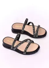 Sandalias negras de cuero con tiras de strass y taco de 3,5 cm.