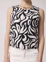 Blusa sin mangas con estampado abstracto en tonos azules y blancos.