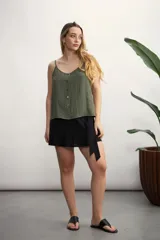 Short pollera negro con lazo lateral.