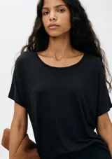 Remera blanca de corte holgado y mangas cortas.