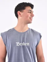 Musculosa gris con estampado de la palabra 'Broken' en color naranja.