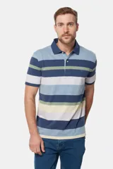 Chomba de mangas cortas con cuello polo y rayas horizontales en tonos azul, verde, gris y amarillo.