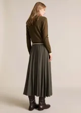 Falda midi color verde musgo, de corte evasé y diseño de tablas. Presenta abertura frontal, trabillas y cinturón con hebilla.
