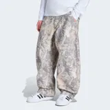 Pantalón cargo de corte ancho (baggy fit) con estampado de camuflaje de hojas en tonos beige, gris y blanco. Presenta bolsillos cargo en los laterales.
