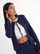 Saco color beige de tejido de punto con textura acanalada.