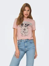 Remera manga corta color rosa con cuello redondo y estampado de ángel, flores y texto.