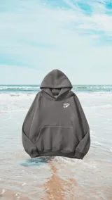 Hoodie gris con capucha y cordón ajustable. Estampado en la espalda de una sirena con una flor en la cabeza y el texto "Glassy Waves".