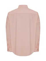 Camisa celeste con finas rayas verticales blancas, de manga larga y cuello camisero.