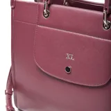 Cartera estructurada mediana color bordó, con solapa frontal que tiene un botón imantado y el logo 'XL' en metal plateado. Posee doble manija fija y correa larga regulable y desmontable.