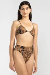 Conjunto de bikini color marrón con estampado de jaguares negros. El corpiño es de corte triangular con tirantes finos y la bombacha es de tiro alto.