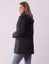 Campera capitoneada color verde claro, marca Gallery, con abertura central con cierre, bolsillos delanteros, capucha desmontable y forro interno a tono.