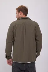 Sobrecamisa verde oliva de manga larga con cuello de camisa, cierre con botones y dos bolsillos frontales con solapa abotonada.