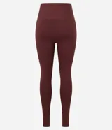 Conjunto deportivo color marrón compuesto por un top de breteles anchos y calzas largas de cintura alta.