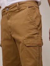 Bermuda cargo azul marino de sarga, con bolsillos laterales y traseros con solapa.