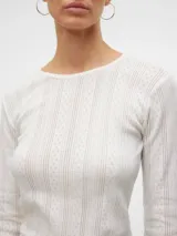 Camiseta de manga larga color blanco, con cuello redondo y corte regular.