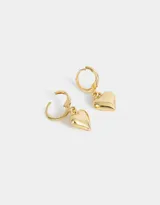 Aros dorados tipo argolla con dije de corazón colgante.