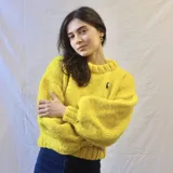 Buzo amarillo tejido a mano con lana merino.
