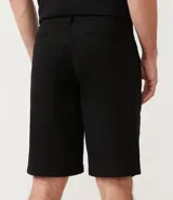 Bermuda masculina de sarga color rosado, con corte recto y bolsillos laterales.