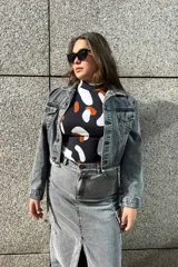 Falda larga gris de denim, con corte recto, abertura lateral y bolsillo cargo con solapa en la pierna.