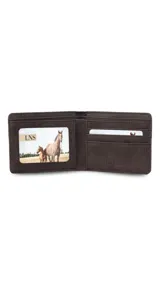 Billetera marrón de símil cuero lisa con galón elastizado a rayas blancas y marrones. Interior con doble repartición para billetes, visor y tarjeteros.