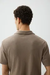 Remera marrón de punto texturizado de mezcla de algodón con cuello y miniabertura en V. Corte estándar.