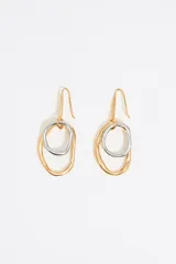 Aros colgantes con gancho dorado y dos aros de metal texturizado, uno plateado y otro dorado.