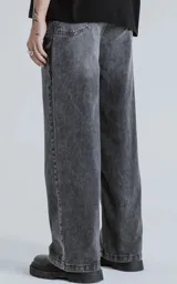 Pantalón wide leg de denim negro con lavado clásico y cinco bolsillos.