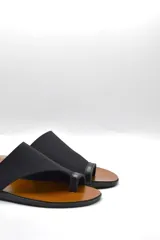 Sandalias bajas color beige con capellada cruzada de neopreno y plantilla de cuero.