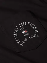 Remera negra de algodón con cuello redondo y bolsillo en el pecho con logo de Tommy Hilfiger bordado.