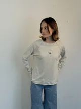 Remera manga larga color gris claro, de jersey 100% algodón, con corte holgado, mangas relaxed, largo a la cadera, bordado con logo en el frente y pespuntes en contraste.