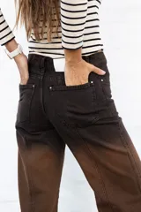 Jean de mujer de corte wide leg, color marrón oscuro con efecto degradado.