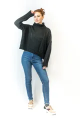 Sweater tejido color crudo, con cuello alto y diseño de trenzas verticales en el frente.