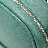 Mochila verde de símil cuero graneado con logo XL Extra Large. Tiene acceso con cierre, un compartimento principal, un bolsillo externo con cierre, un bolsillo interno con cierre y dos bolsillos internos abiertos. La correa es regulable y los herrajes son color bronce. El interior es de tela de algodón y poliéster.
