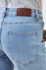 Pantalón de jean celeste de corte ancho con terminación desflecada.