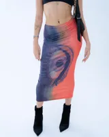 Pollera midi de lycra estampada con un ojo grande en tonos rojos, grises y negros.